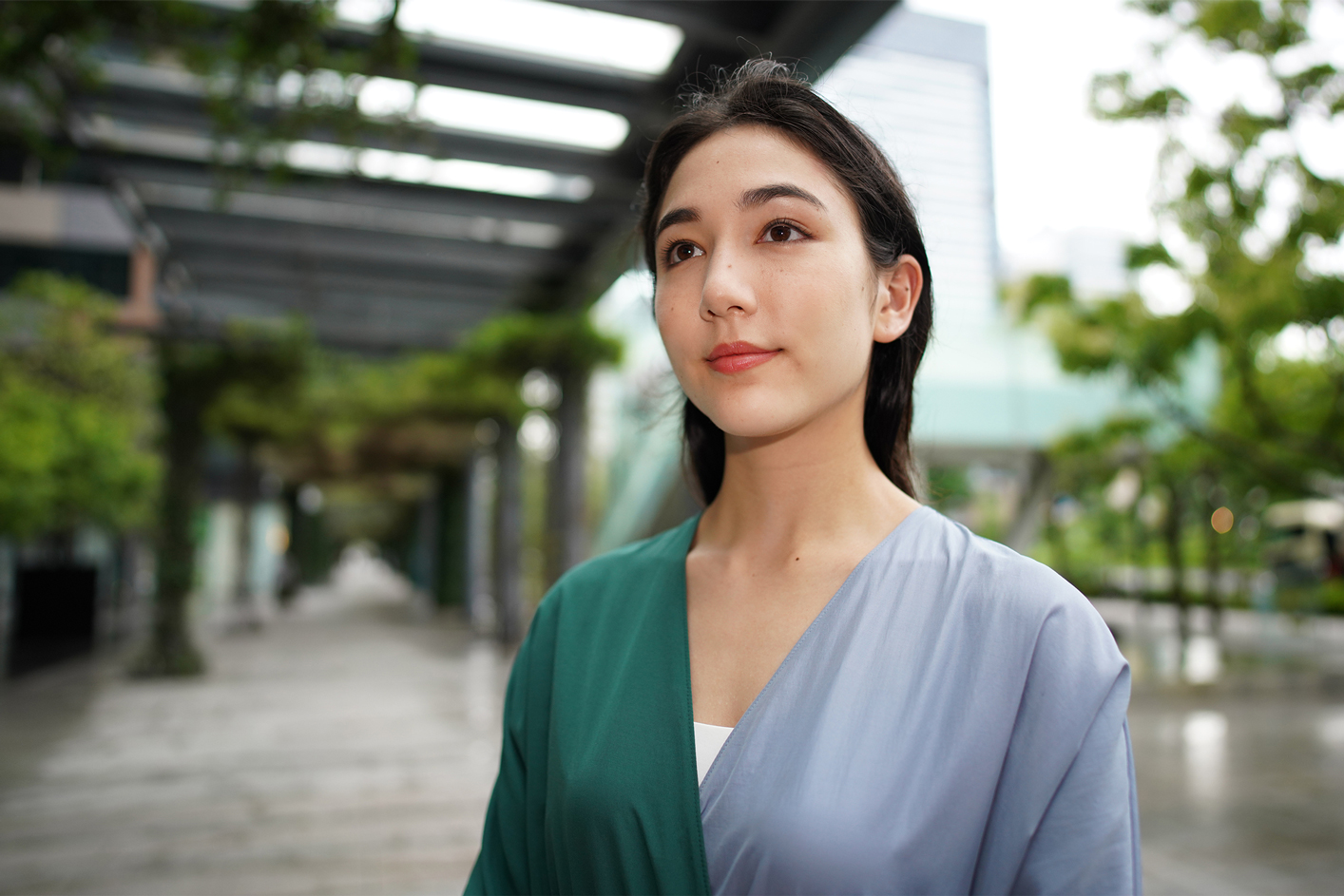 Ejemplo de imagen de un retrato de una mujer en el exterior